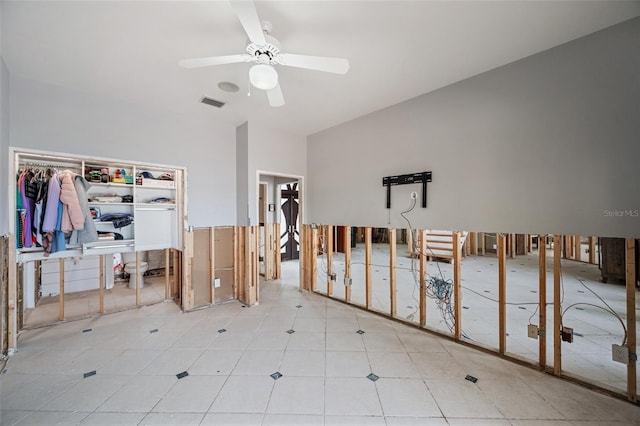 bedroom featuring ceiling fan and a closet