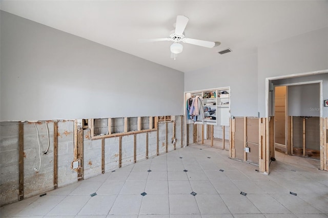 empty room with ceiling fan