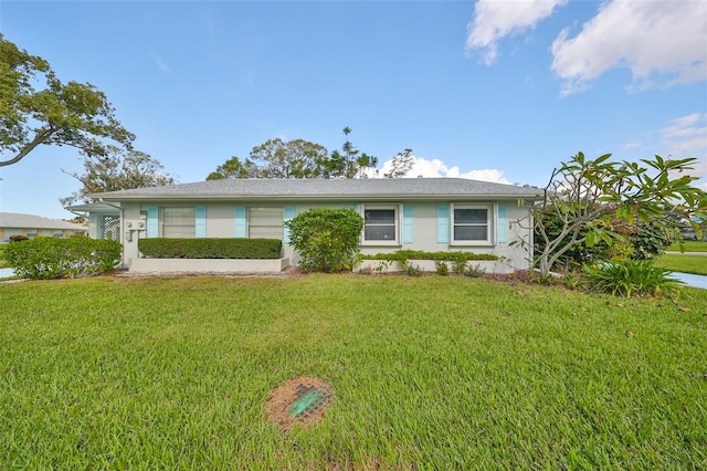 ranch-style home featuring a front lawn