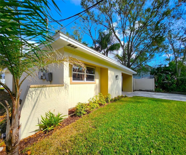 view of front facade with a front yard