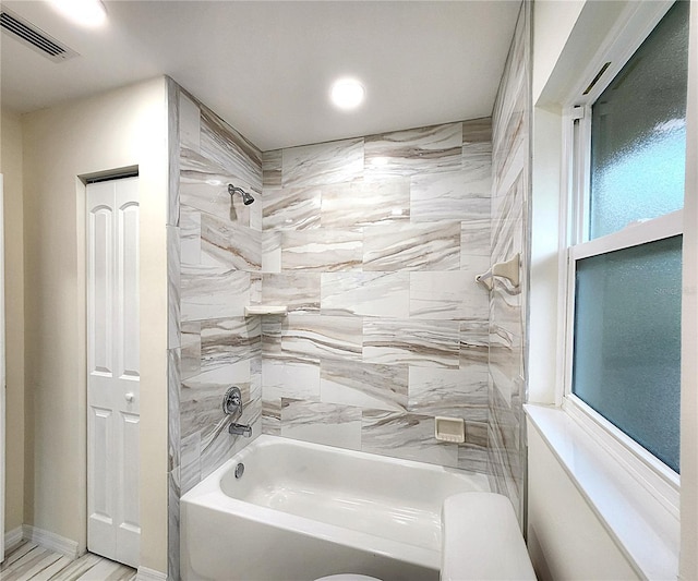 bathroom with tiled shower / bath