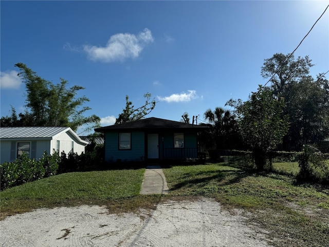 view of front of property featuring a front lawn