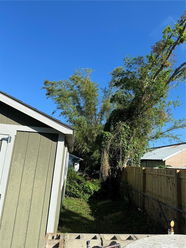 view of yard with a storage unit