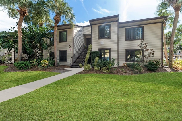 view of front of house featuring a front lawn