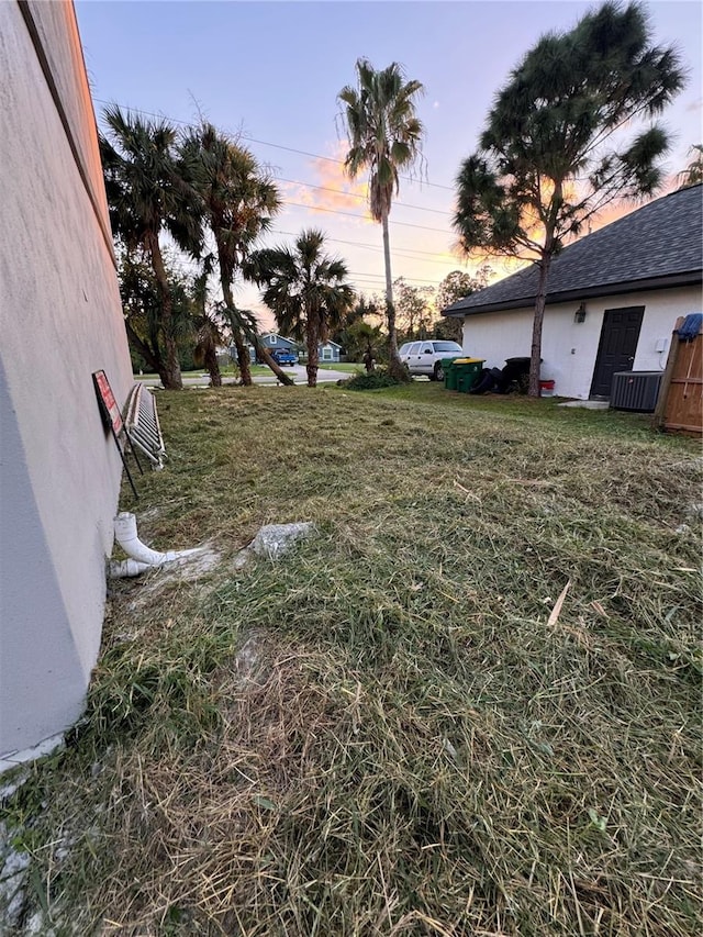 view of yard at dusk