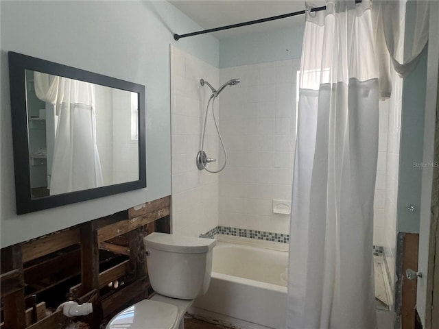 bathroom featuring toilet and shower / tub combo