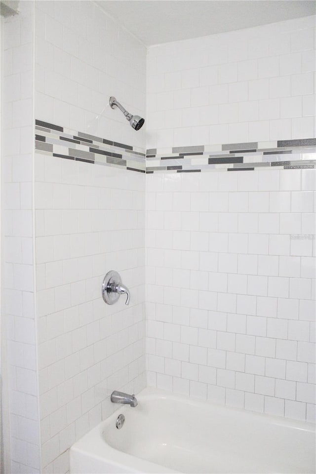 bathroom with tiled shower / bath combo