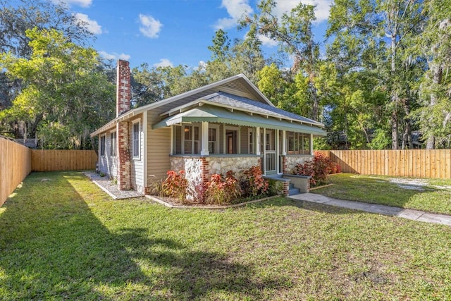 view of front of property featuring a front lawn