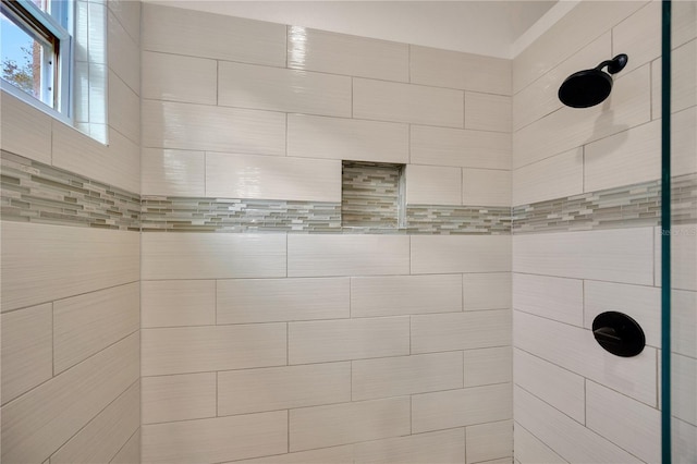 bathroom featuring a tile shower