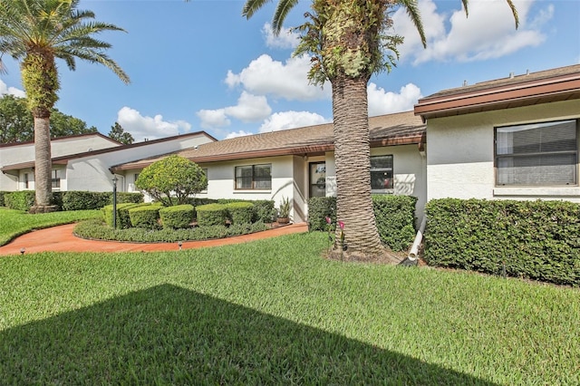 view of front of house featuring a front yard