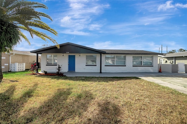 single story home featuring a front yard