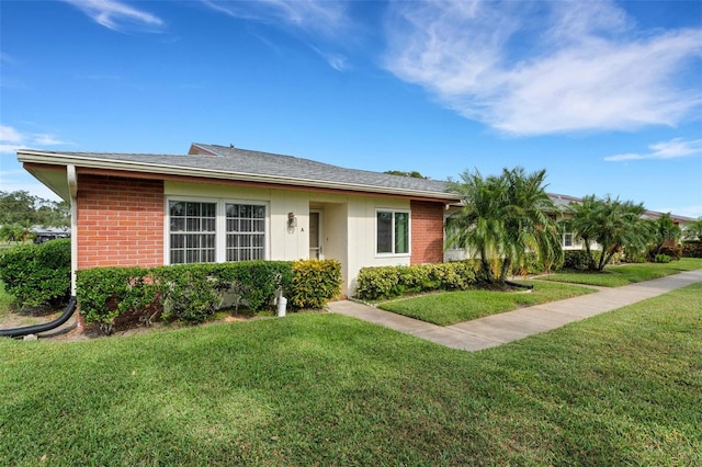 ranch-style home featuring a front lawn