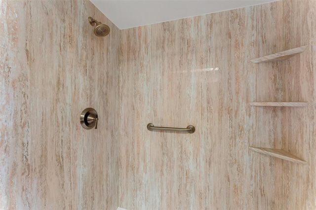 room details featuring a tile shower