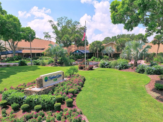 view of home's community featuring a yard