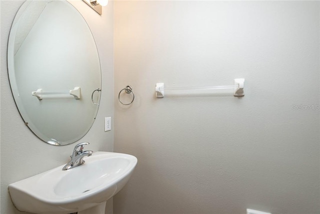 bathroom featuring sink