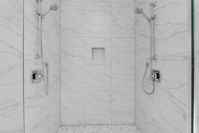 bathroom featuring tiled shower