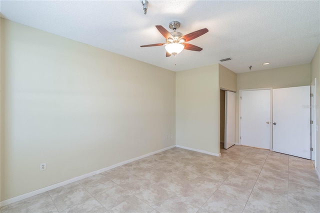 unfurnished bedroom with ceiling fan, a textured ceiling, and a closet