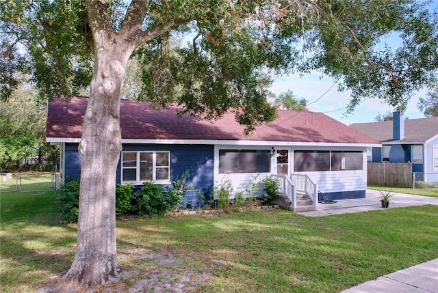 single story home featuring a front lawn