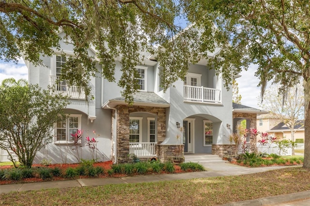 view of front of property featuring a balcony