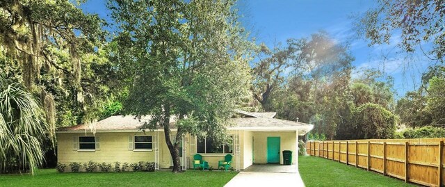 view of front of home with a front lawn