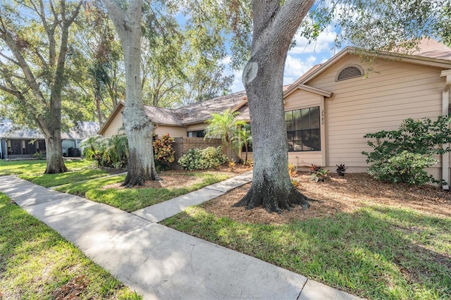 view of front of home featuring a front yard