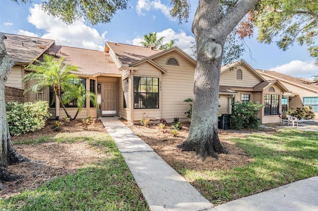 view of front of home featuring a front yard