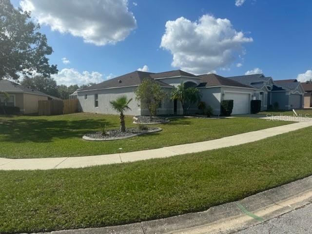 view of front of house featuring a front yard and a garage