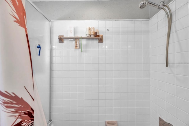 bathroom featuring tiled shower