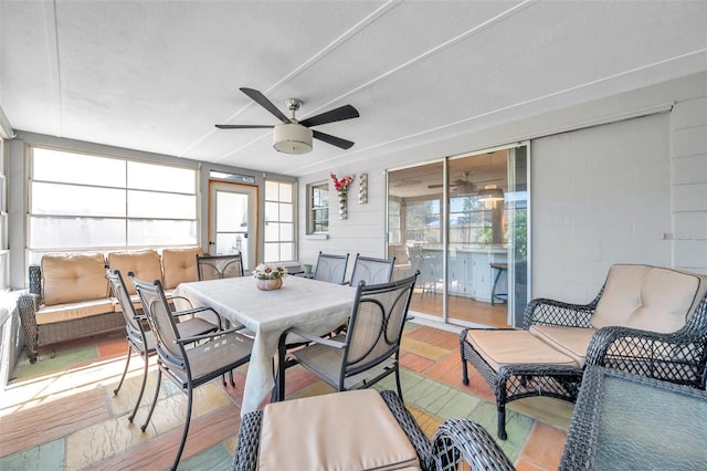 sunroom with ceiling fan