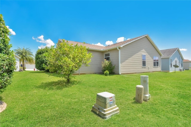 2572 Berrington Loop, The Villages, FL 32162 - view of side of property featuring a yard and roof with shingles