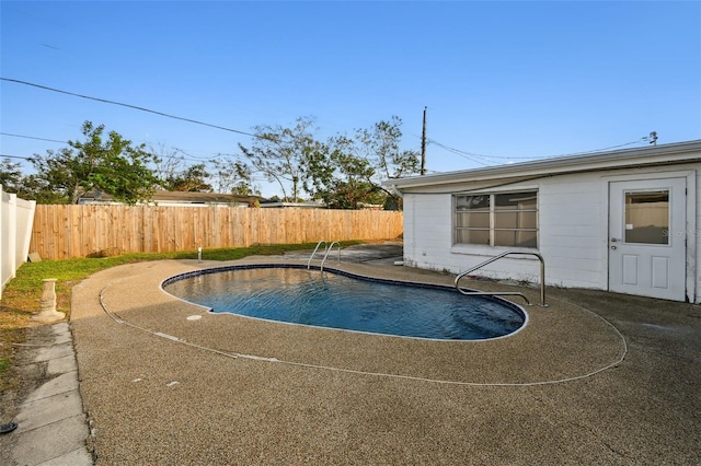 view of swimming pool