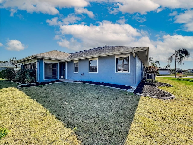 view of front of home featuring central AC unit and a front yard