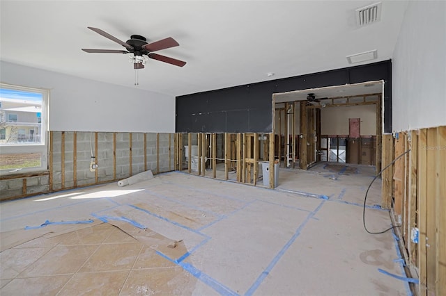 empty room featuring ceiling fan