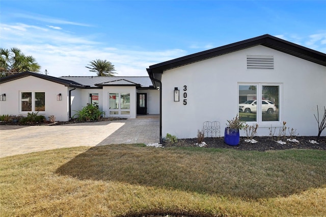 view of front of house with a front lawn