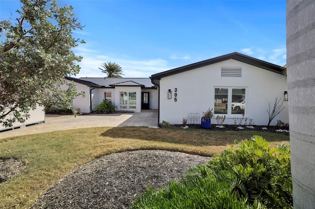 view of front of home featuring a front yard