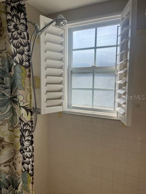 bathroom featuring curtained shower