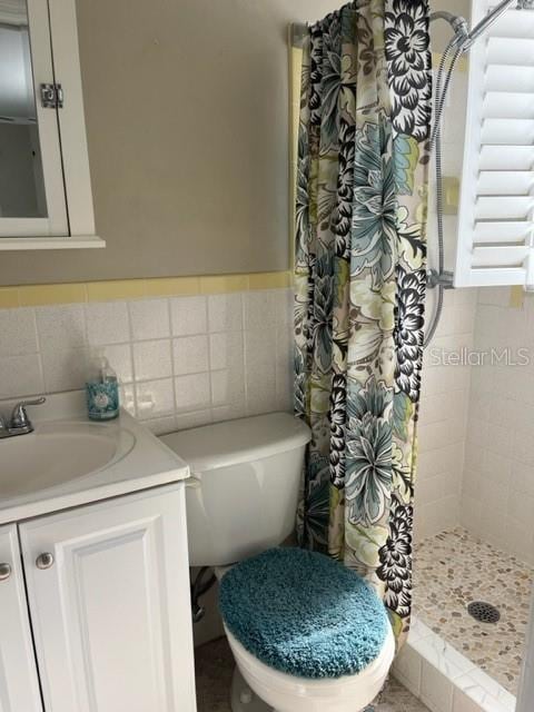 bathroom featuring vanity, a shower with shower curtain, and toilet