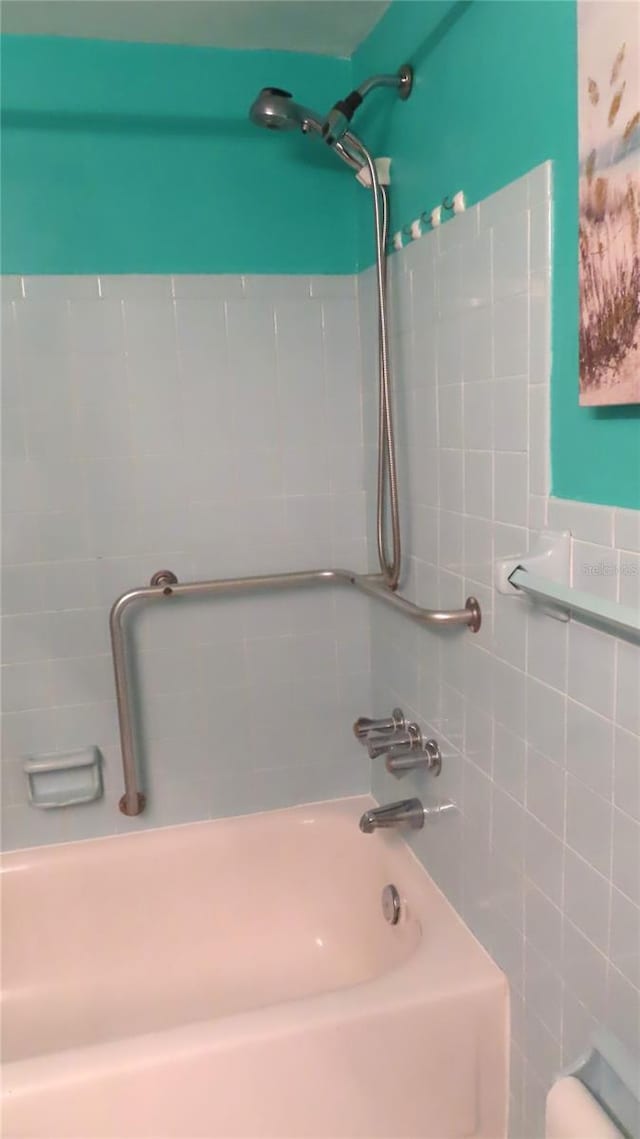 bathroom featuring tiled shower / bath combo