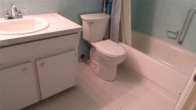 full bathroom featuring shower / bathtub combination with curtain, vanity, decorative backsplash, tile walls, and toilet