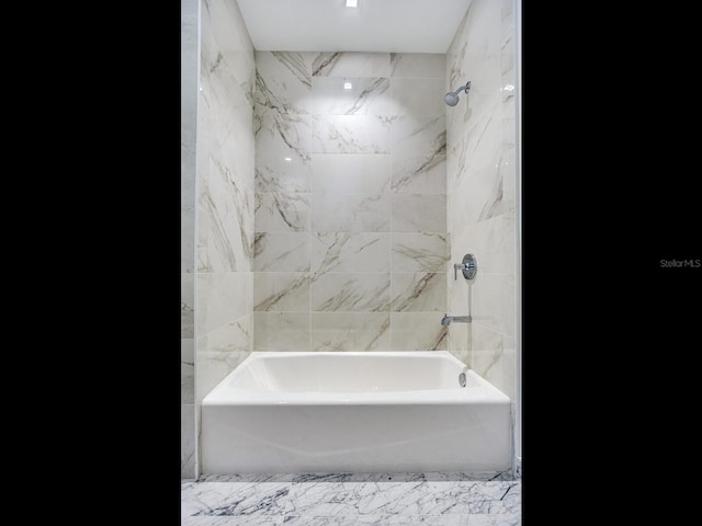 bathroom with tiled shower / bath combo