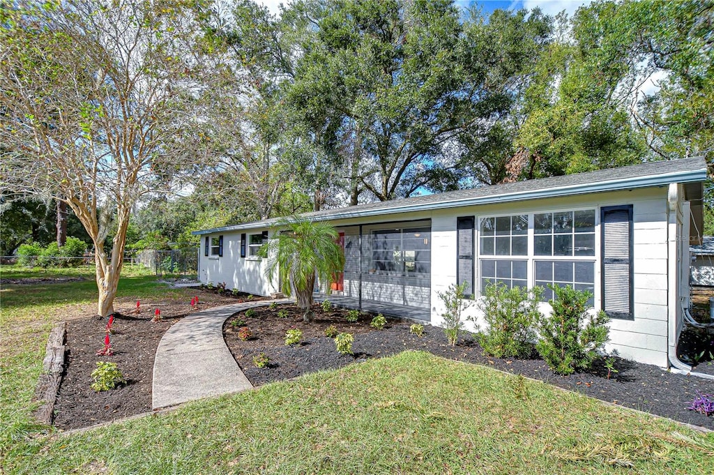 ranch-style house featuring a front yard