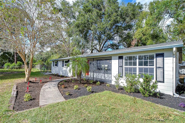 ranch-style house featuring a front yard