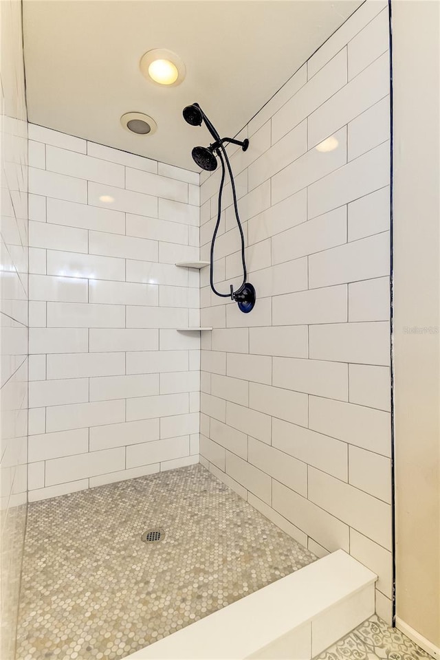 bathroom featuring tiled shower