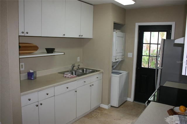 3402 W Obispo St, Tampa, FL 33629 - laundry area featuring sink and stacked washer / drying machine