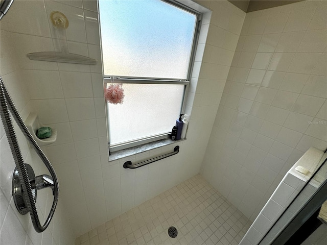 bathroom featuring a tile shower