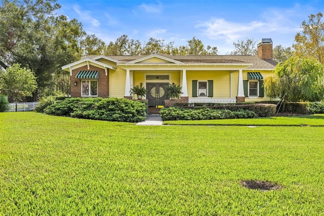 view of front of property featuring a porch and a front lawn