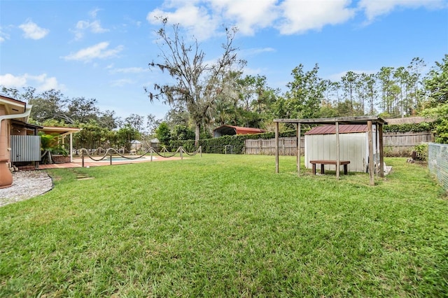 view of yard with a swimming pool