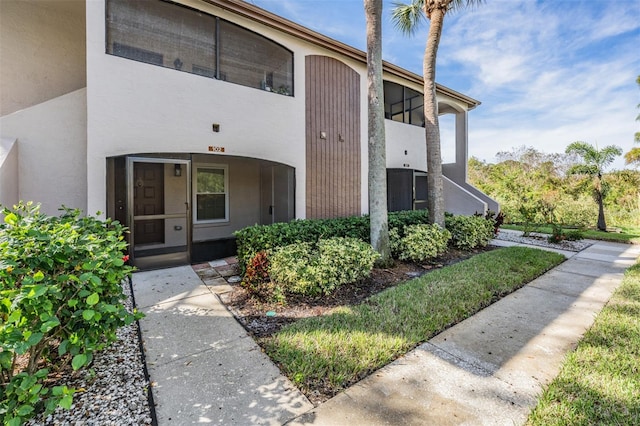 view of exterior entry with stucco siding