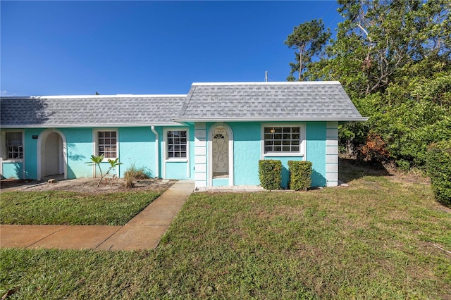 single story home with a front yard