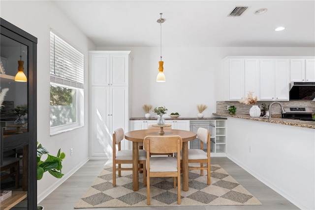 dining room with light hardwood / wood-style floors